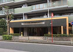 越谷相続・遺言・相続放棄（せんげん台駅１分／土日祝営業）のマンション出入り口
